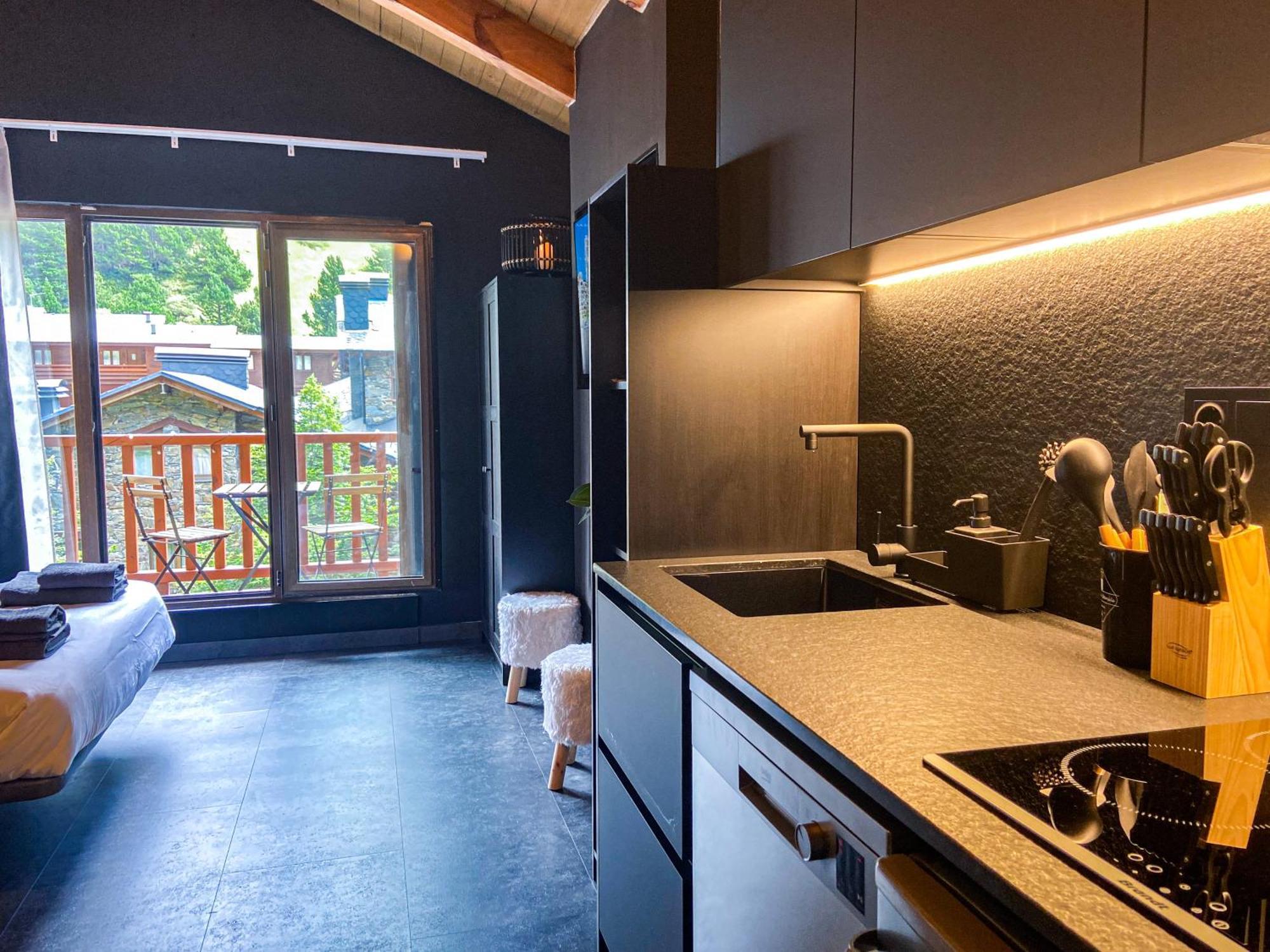 Modern Black Penthouse En Valle De Incles - Parking Gratis L By Bonesvacances
